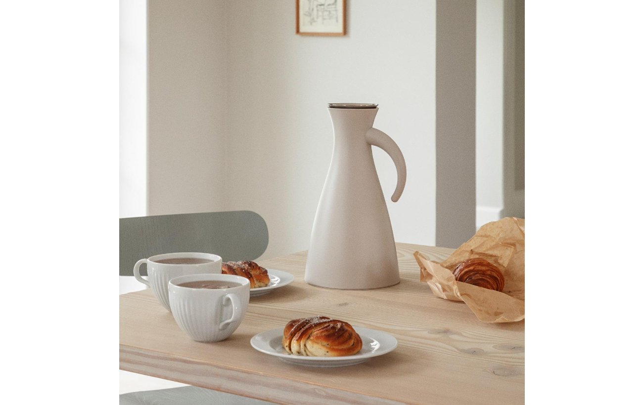 Kaffeekanne, Karaffe, Tischdeko, Kaffetassen, Brötchen