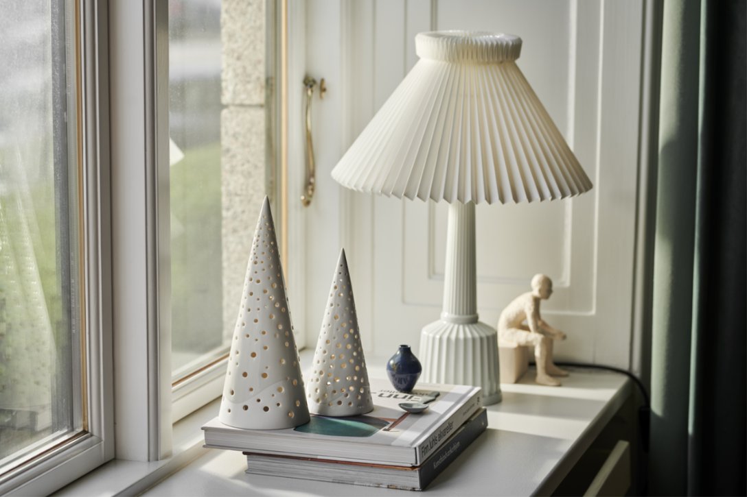 Lampe, Fenster, Fensterbank, Person