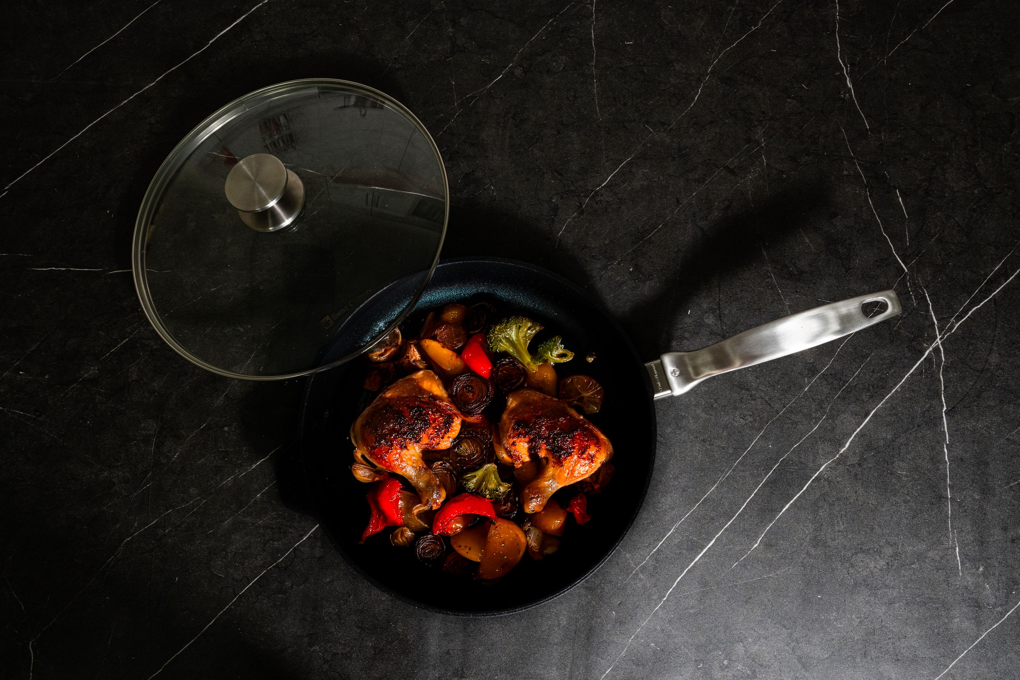 Kochtopf, Kochgeschirr, Bratpfanne, Präsentation des Essens, Teller