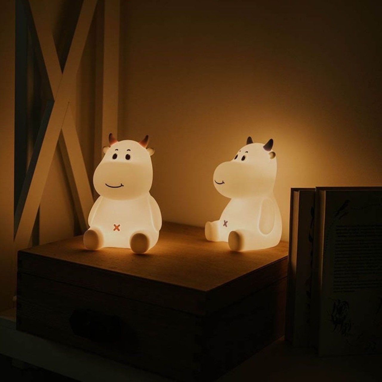 Kinderlampe, Kuhfigur, Nachtlicht, weiß, Holzbase