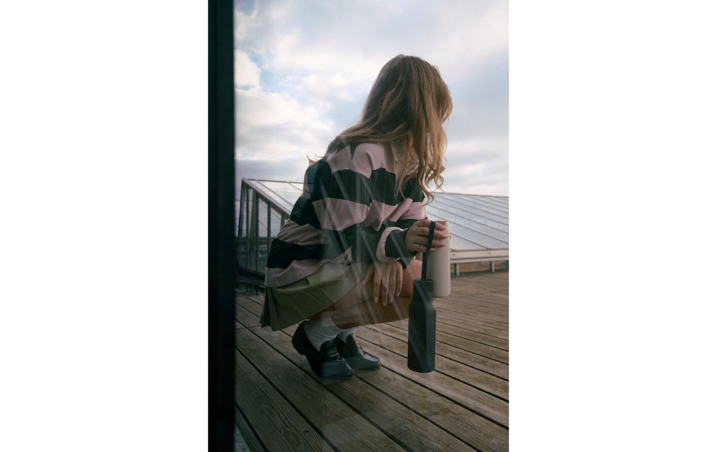 Strickjacke, Oversize, Streifen, Kunststoffflasche, Holzterrasse, Strickjacke, Oversize, Gestreift, Kunstleder-Sneaker, Glasflasche