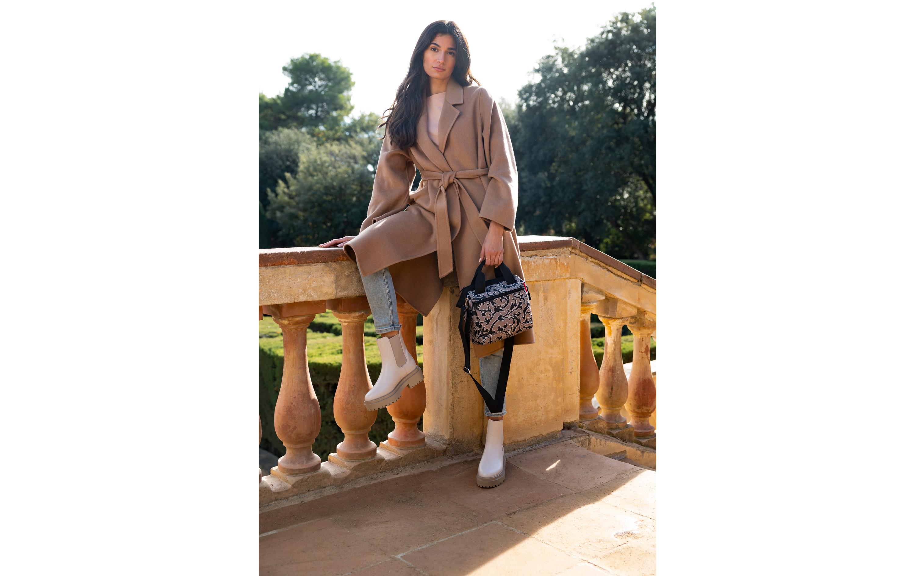 Person, Sitzend, Kleidung, Mantel, Handtasche