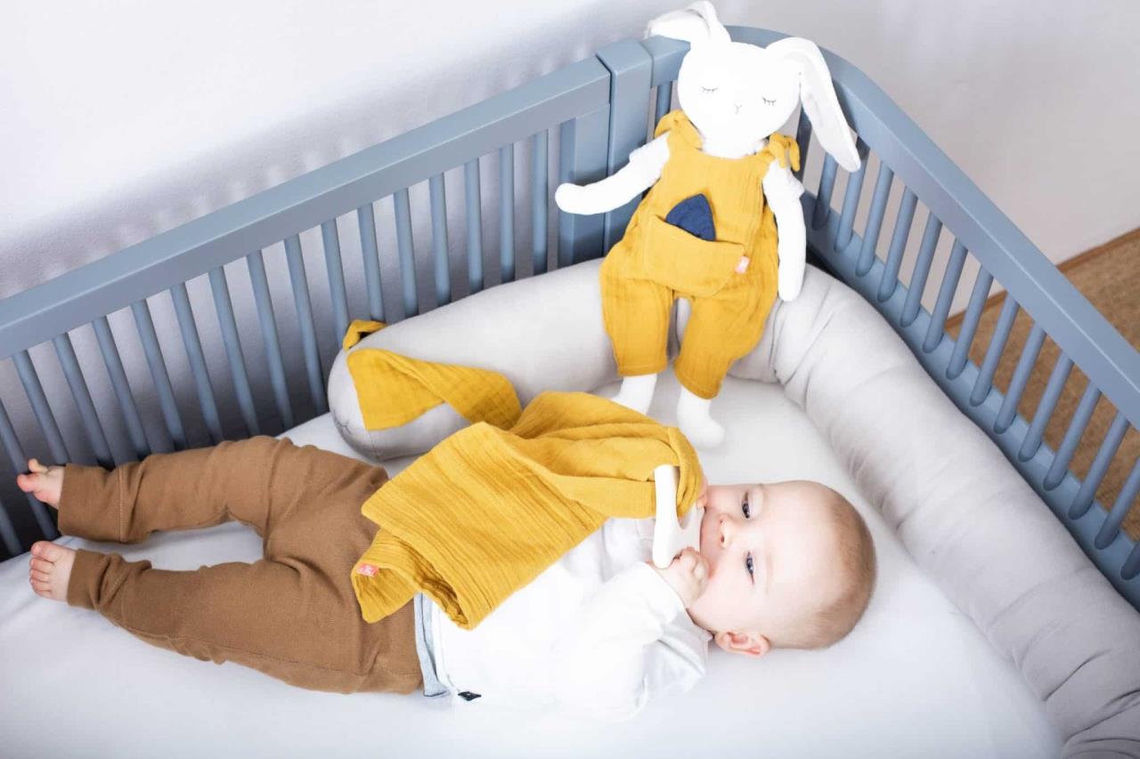 Kautschukhase mit Muslin, senfgelb