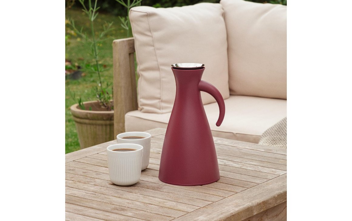Karaffe, Kaffee-Karaffe, Kanne im Outdoor-Setting, Rotweinfarbige Karaffe, Stahlkragen?