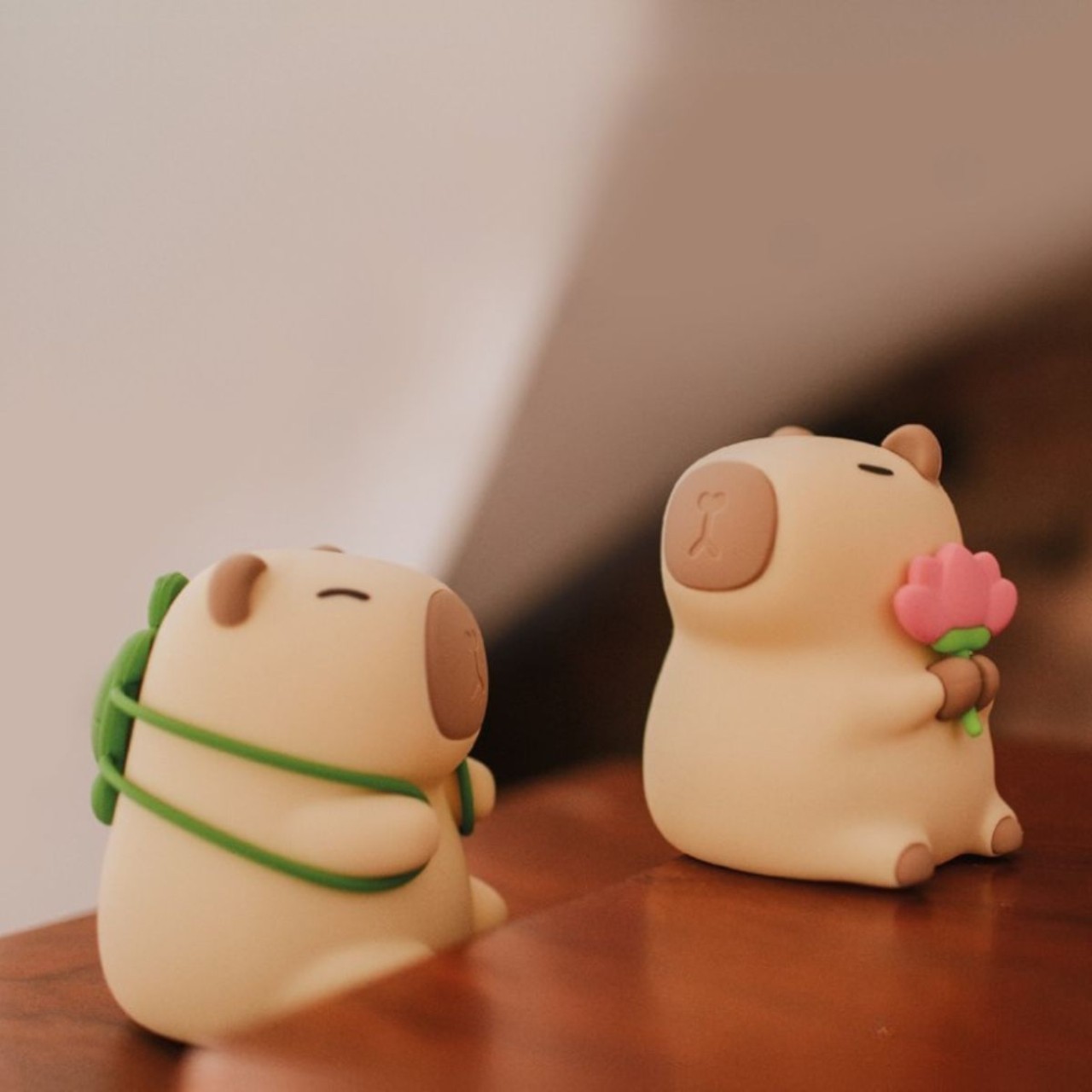 Puppy figurines, Blumenstrauß?, niedliche Bärenfigur, rosa Blume, Kleintier-Statue