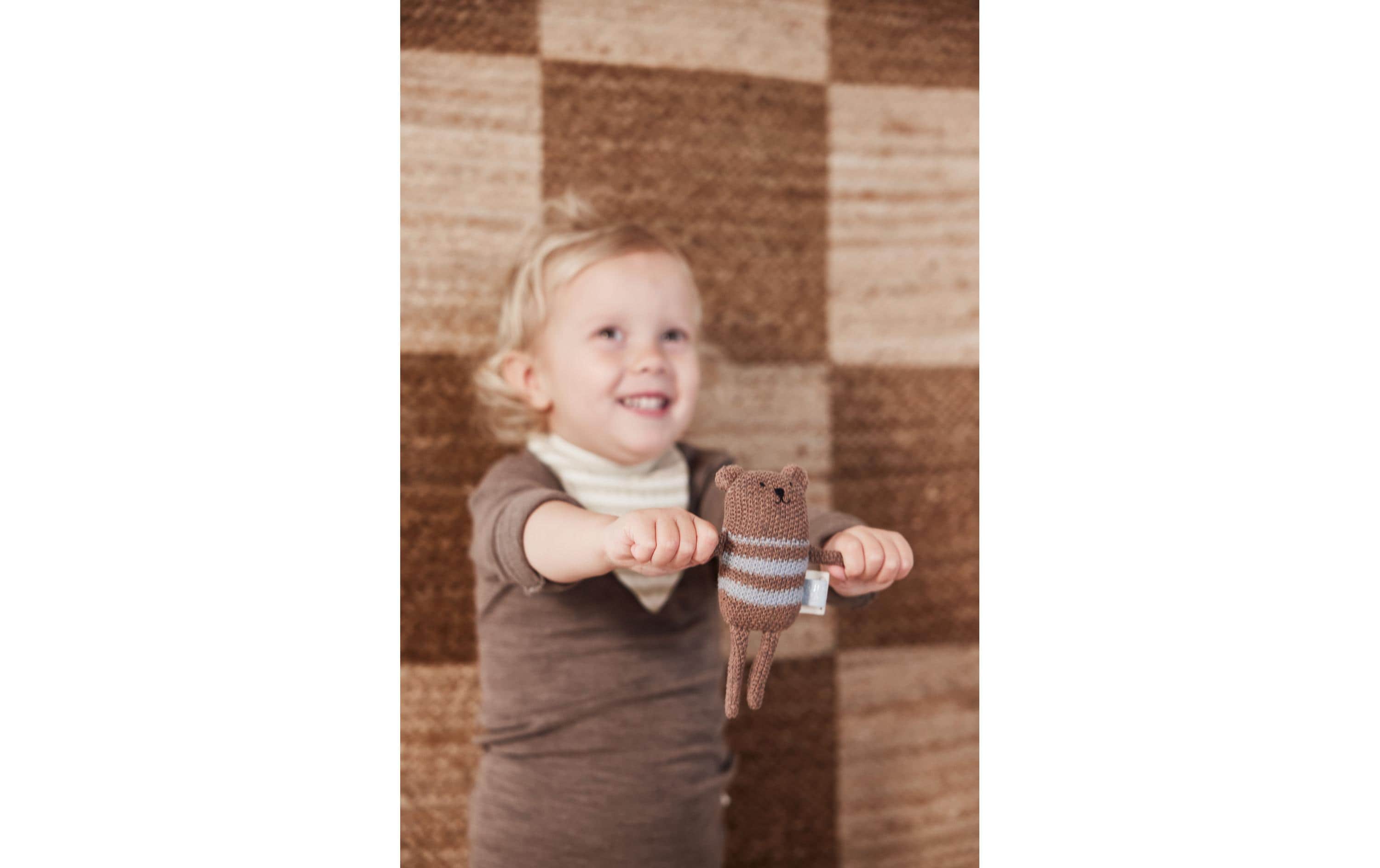 OYOY Kuscheltier Bella Bear Rattle Gesicht, Kopf, Fotografie, Portrait, Glücklich