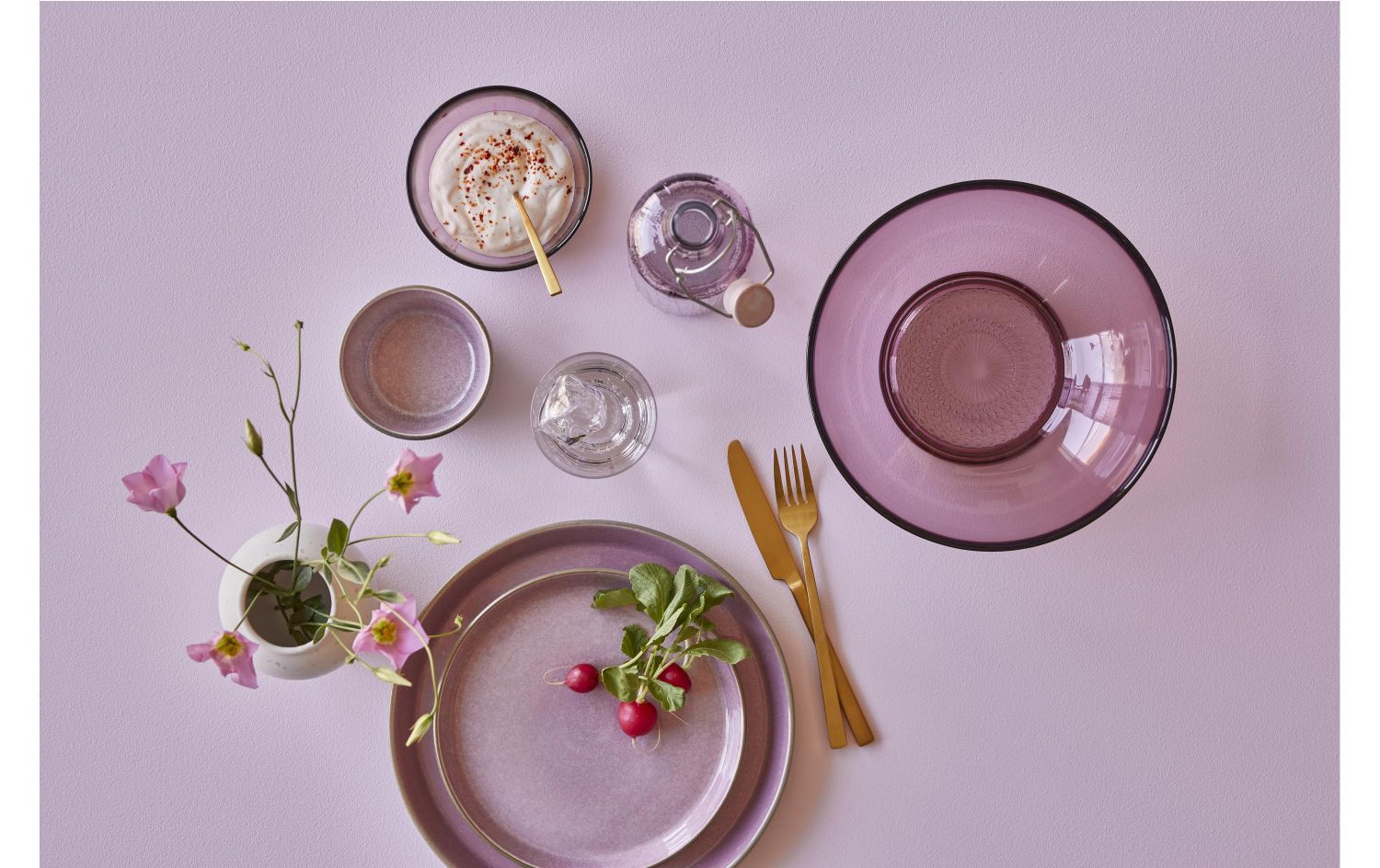 Teller, Glas, Besteck, Vase, Pflaumenrot