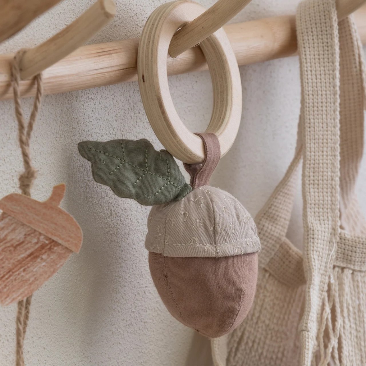 Babyspielzeug, Aufhängeschmuck, Holzring, Stoffblatt, Beige-Pink Kugel