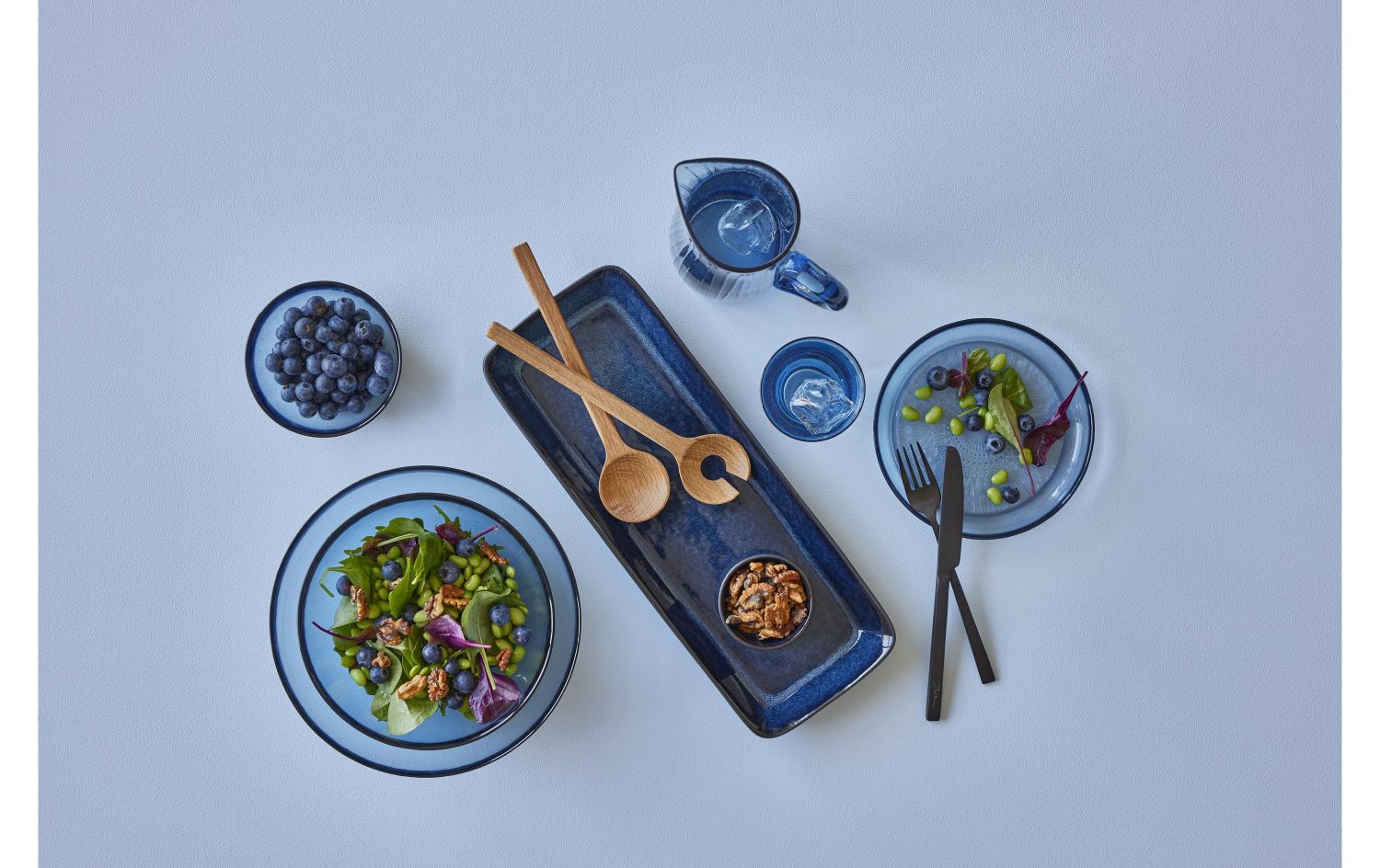 Salat-Schüssel, Blaues Glasgeschirr, Holzutensilien, Servier_tablett, Trauben,  blaues geschirr, salat schüssel, granit schale, holz utensilien, glasset